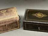 deux boîtes posées côte à côte sur une table