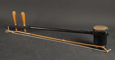 a pipe that is sitting on a stand on a table