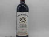 une bouteille de vin posée sur une table
