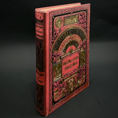 un livre rouge posé sur une surface noire