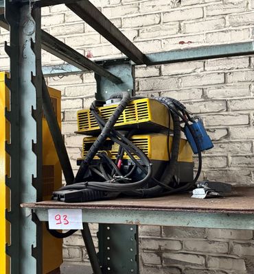 une machine qui est posée sur une étagère dans un entrepôt