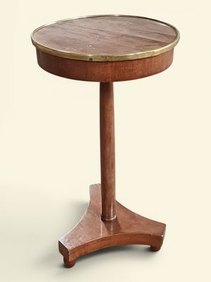 une table en bois avec un plateau en métal sur fond blanc