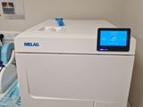 une machine posée sur un comptoir