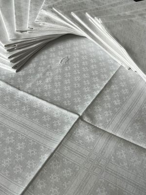une pile de serviettes pliées posée sur une table