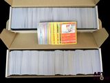 beaucoup de cartes dans une boîte posée sur une table