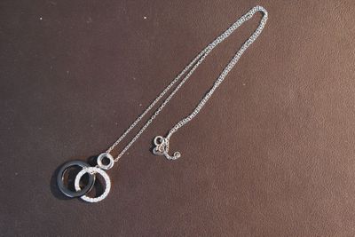 un gros plan d'un collier en argent orné d'un cercle
