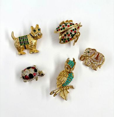 plusieurs broches de différentes couleurs, formes et tailles