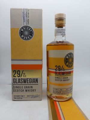 l'image d'une bouteille de whisky posée à côté d'une boîte