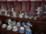 de nombreuses tasses et soucoupes posées sur une étagère en bois