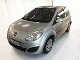 une voiture argentée garée dans une pièce blanche