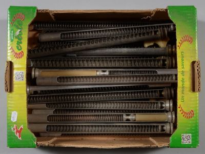 une boîte contenant tout un assortiment de pinceaux de différents types