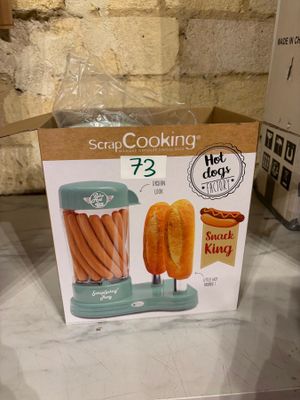une boîte de petits pains à hot-dog posée sur un comptoir