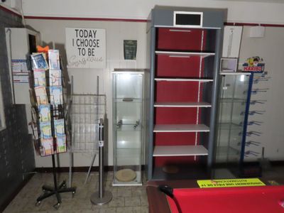 une pièce avec un billard à l'intérieur