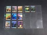 un lot de cartes posées sur une table