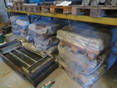 de nombreux types d'objets en métal sur les étagères