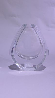 un vase en verre transparent orné d'un motif en forme de larme