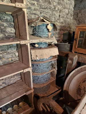 un tas de vieux objets dans une pièce aux murs en briques
