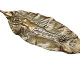 une feuille d'or sur laquelle est représentée la statue d'une femme