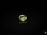 gros plan d'un diamant vert sur une surface noire