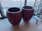 deux vases posés sur une table