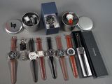 un grand nombre de montres posées sur une table