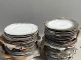 plusieurs assiettes empilées les unes sur les autres sur une table