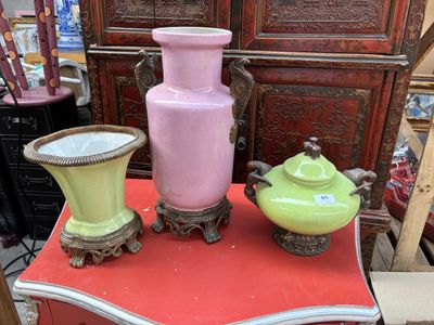 trois vases posés sur une table rouge