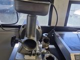 une machine posée sur une table devant une fenêtre