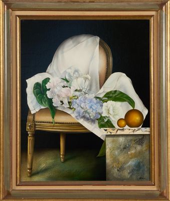 une peinture à l'huile représentant une chaise avec des fleurs et des fruits posés sur une table