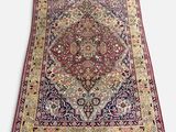 un tapis persan antique avec un motif floral sur fond blanc