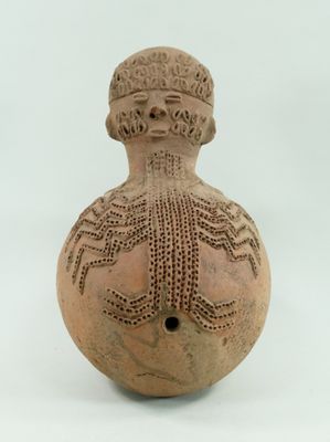 une image représentant un vase sur lequel figure un visage