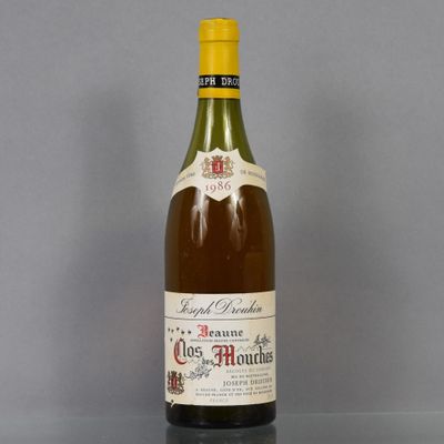 une bouteille de vin posée sur une table