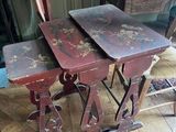 deux tables et deux chaises posées à même le sol
