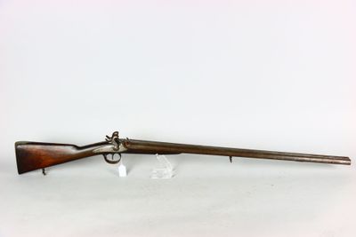 un fusil avec un canon en bois sur fond blanc