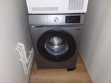 un lave-linge et un sèche-linge dans une petite pièce