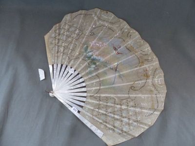 un ventilateur sur lequel est dessinée une carte, posé sur un lit