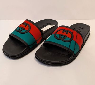 une paire de pantoufles Gucci à rayures rouges et vertes