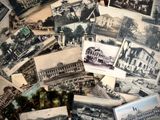 une pile de vieilles cartes postales sur lesquelles figurent des photos de bâtiments