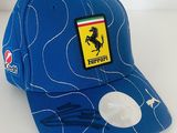 un gros plan d'une casquette ornée d'un écusson Ferrari