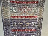 une photo d'un tapis accroché au mur