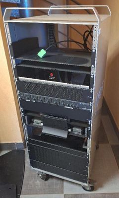 une photo d'un rack sur lequel est posé un ordinateur portable