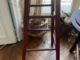 un chat assis sur un tabouret dans une pièce