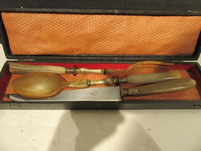 une boîte contenant un lot de trois cuillères en bois et une cuillère en bois
