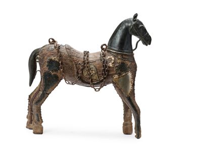 statue d'un cheval avec une selle sur le dos