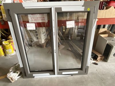 deux portes vitrées au milieu d'une pièce