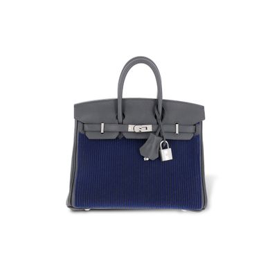 un sac bleu et gris muni d'un cadenas
