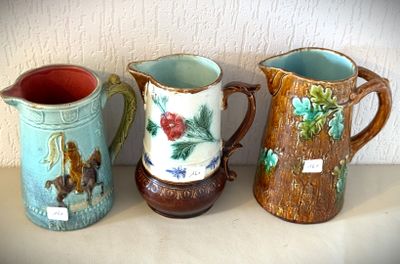 trois vases posés sur une table