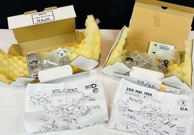 deux boîtes de nourriture posées sur une table