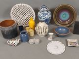 de nombreux types de vases et de bols sur la table
