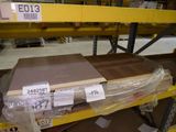 une grande caisse en bois posée sur une palette dans un entrepôt